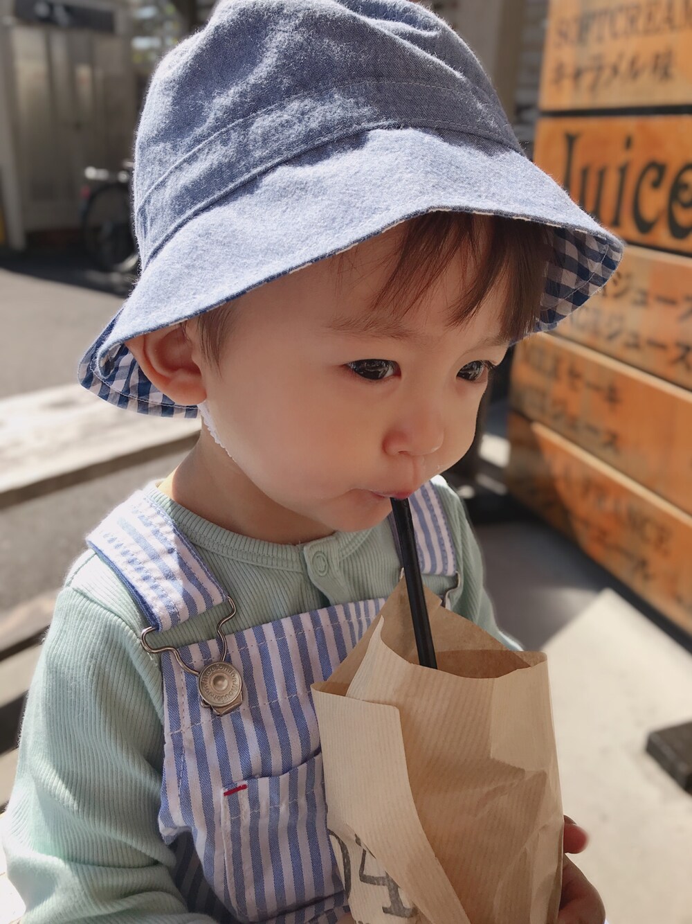 「サロペット、夏コーデ、kids、おとこのこ」｜「MIKI HOUSEのプッチー リバーシブルハット（帽子）（ハット、ベージュ系）」を使った、So.tさん（キッズ・80cm）の春コーディネートの1枚目の写真