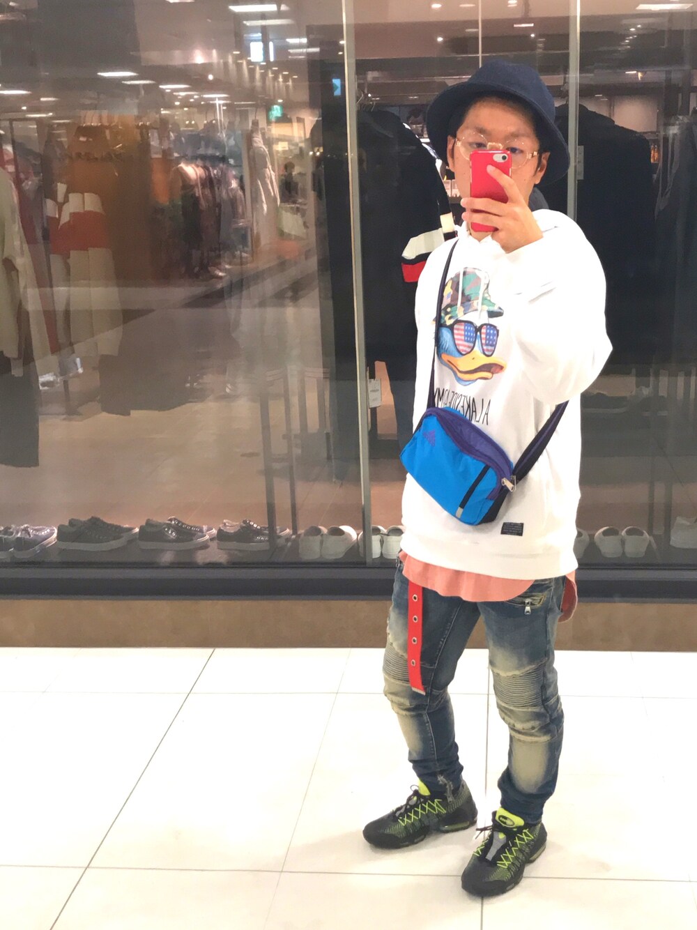 「adidasのアイテム（ショルダーバッグ、ブルー系）」を使った、沼さん（メンズ・171cm）の秋コーディネートの1枚目の写真