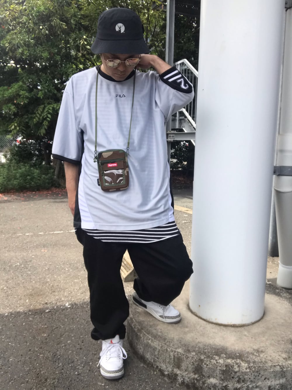 「オーバーサイズ、supreme、ストリート、ストリートカジュアル、FILA、HIPHOP、ハット、ハットコーデ、ワイドパンツ、ゆるコーデ」｜「PUBLISHのアイテム（パンツ、ブラック系）」を使った、沼さん（メンズ・171cm）の夏コーディネートの1枚目の写真