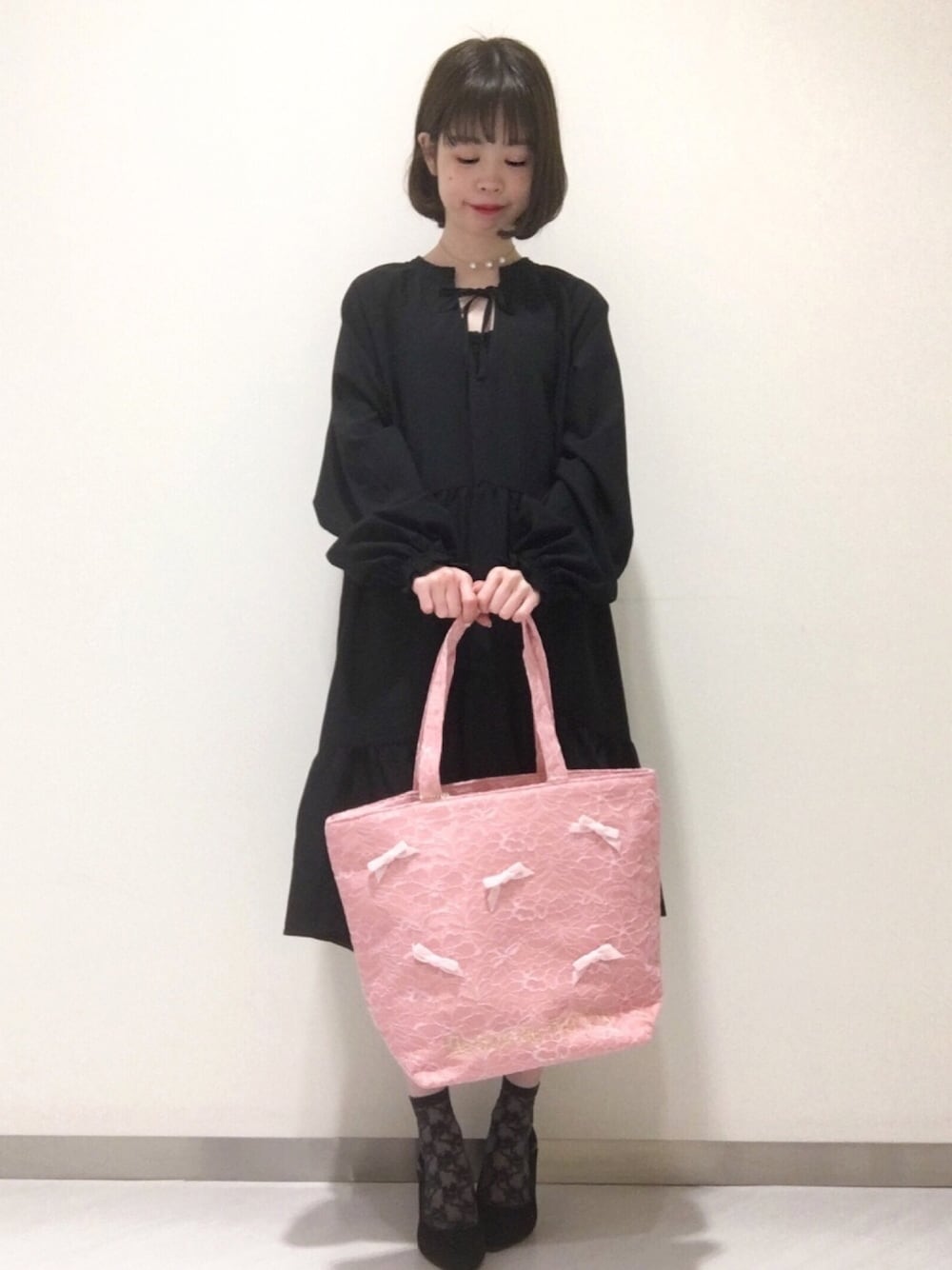 「Maison de FLEUR 、メゾンドフルール、ピンク、ピンクリボン、ピンクリボンプロジェクト」｜「Maison de FLEURのピンクリボントートMバッグ（トートバッグ、ピンク系）」を使った、りりさん（レディース・147cm）の秋コーディネートの1枚目の写真