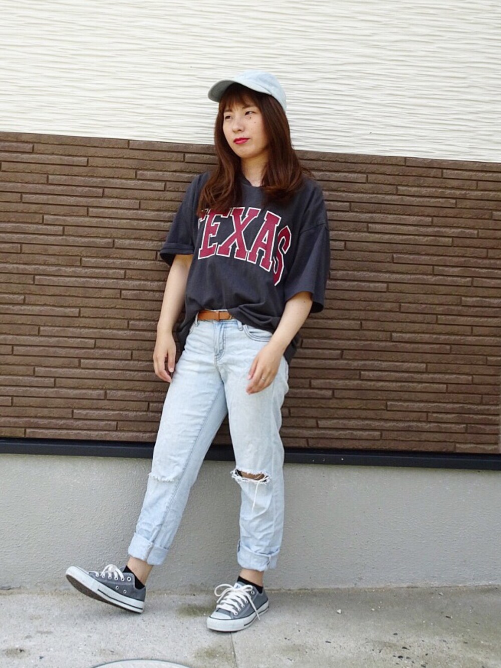 「夏、パンツスタイル、シンプル、今日のコーデ、デニムパンツ、オトナ女子、outfit、ラフ、韓国風コーデ、キャップ帽」｜「niko and...の綿アソートランドネームTシャツ【niko and ...】（Tシャツ/カットソー、グレー系）」を使った、ともちゃんさん（レディース・150cm）の春コーディネートの1枚目の写真