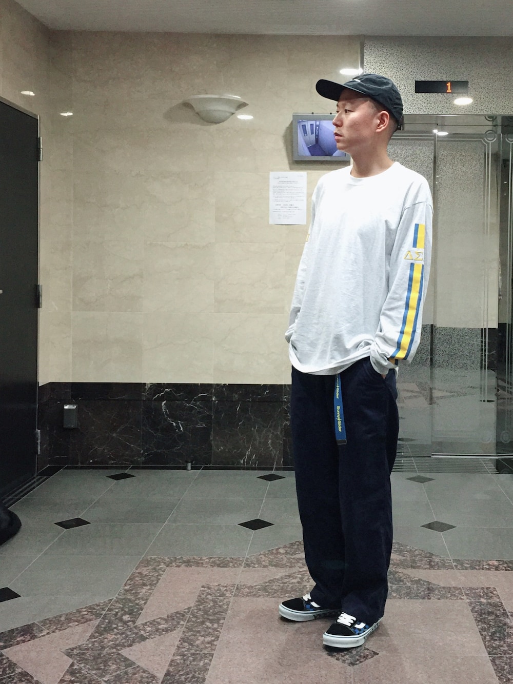 「シンプルコーデ、Tシャツ、ビックT、はるコーデ、スケータースタイル、diaspora skatebords、Sunny c sider、ラフ、出勤コーデ、キャップ」｜「Diaspora Skateboardsのアイテム（キャップ、ブラック系）」を使った、MSBC.incさん（メンズ・175cm）の春コーディネートの1枚目の写真