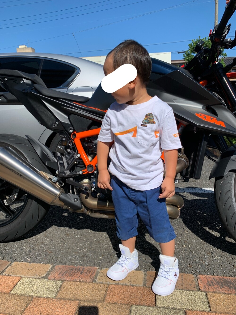「3歳6ヶ月、男の子、ハイカットスニーカー、白スニーカー」｜「VOLCOMのアイテム（Tシャツ/カットソー、ホワイト系）」を使った、しおりさん（キッズ・100cm）の秋コーディネートの1枚目の写真