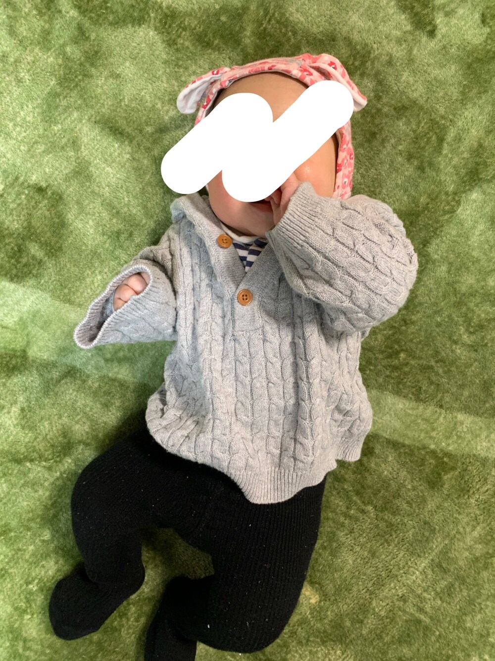 「女の子、ベビーコーデ、生後6ヶ月、セーター」｜「ジャカディのアイテム（ニット/セーター、グレー系）」を使った、しおりさん（キッズ・60cm）の冬コーディネートの1枚目の写真