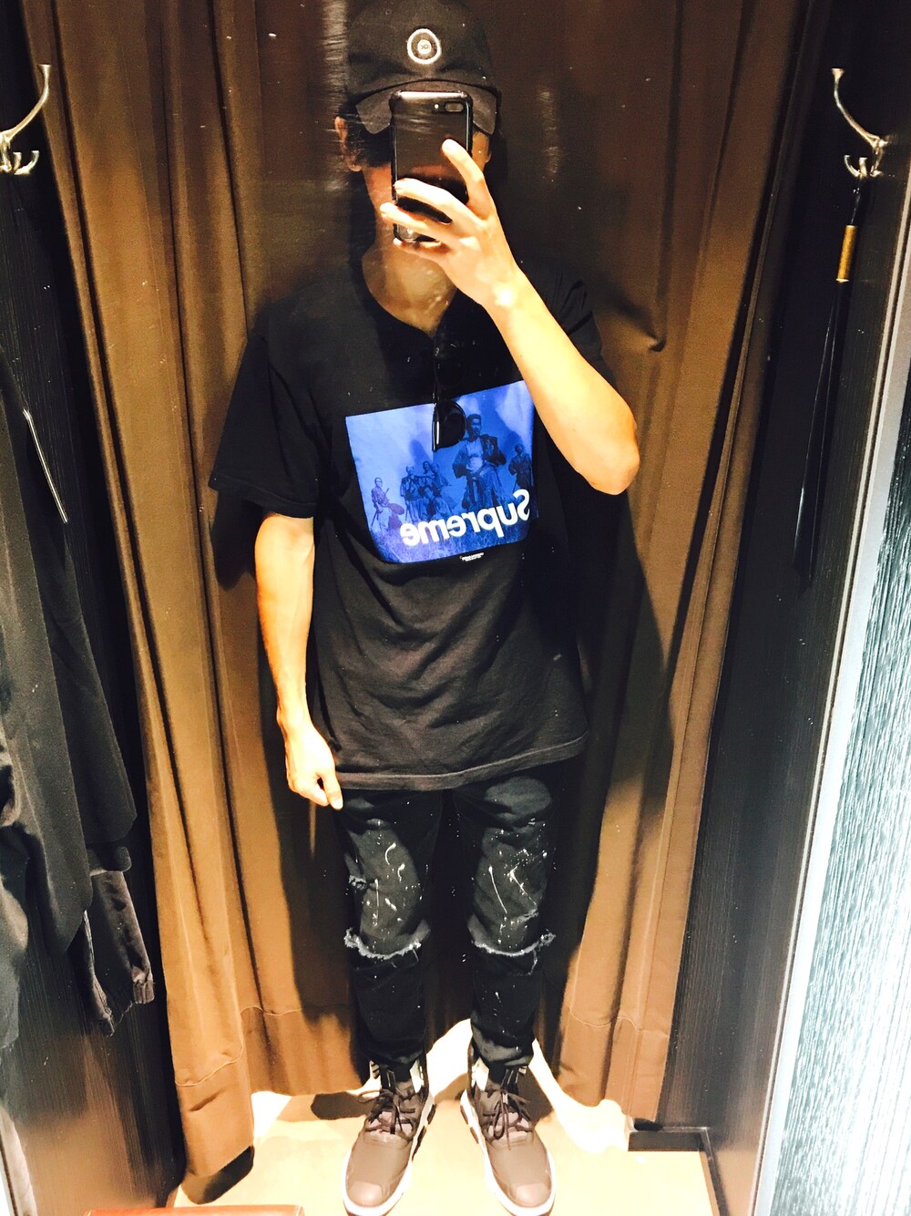 ブラック系のTシャツ/カットソー、ブラック系のパンツ、ブラック系のスニーカーを着用したメンズの夏コーディネートの1枚目の写真