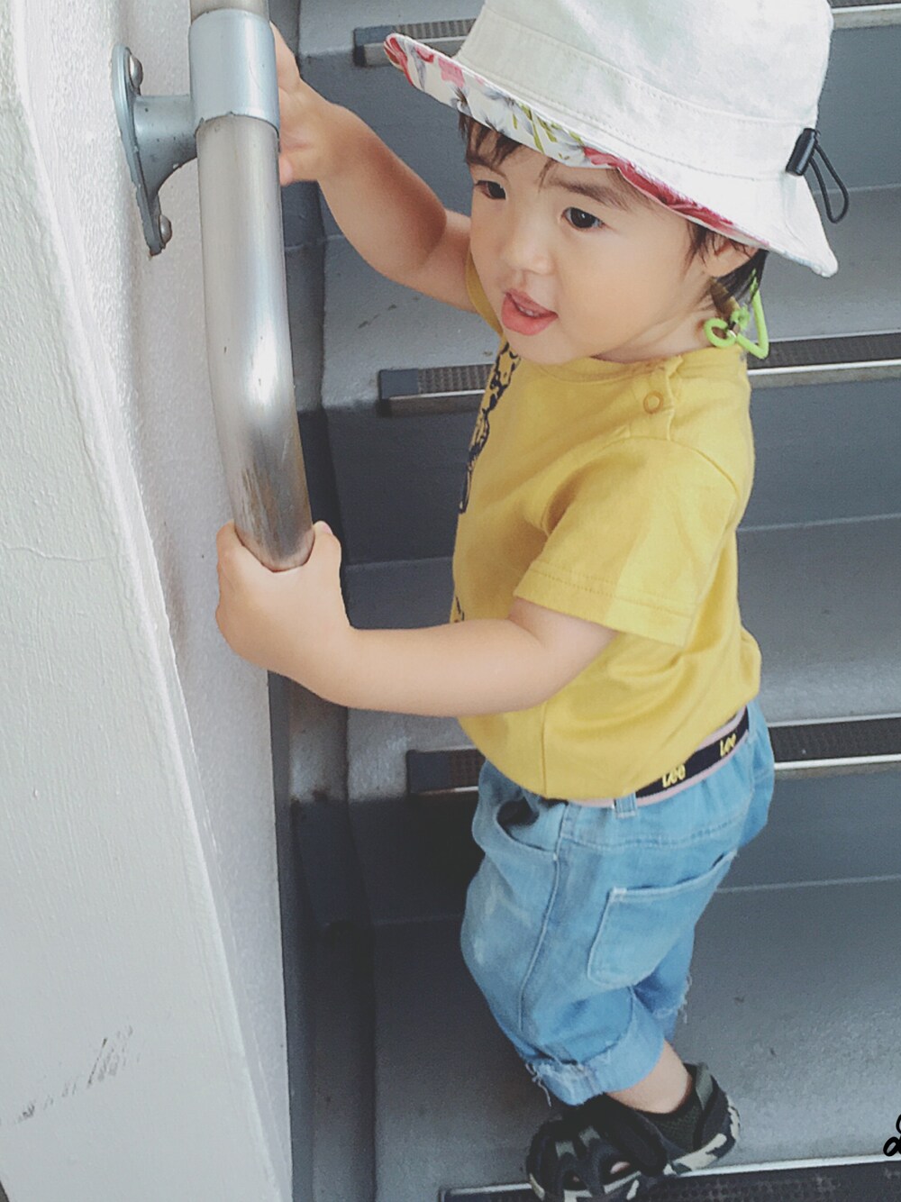 「Branshes、RADCHAP、子供服、キッズコーデ」｜「RADCHAPのボタニカルリバーシブルHAT（ハット、ベージュ系）」を使った、kun☆さん（メンズ・80cm）の夏コーディネートの1枚目の写真