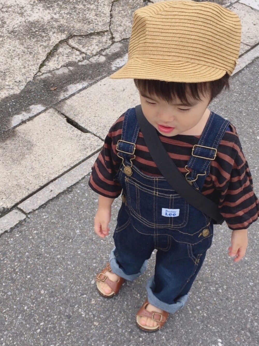 「キッズコーデ、子供服、キッズファッション、おとこのこ、男の子、男の子コーデ、オーバーオール、ボーダー、2歳」｜「petit mainのブレードキャスケット（キャスケット、ベージュ系）」を使った、kun☆さん（キッズ・80cm）の夏コーディネートの1枚目の写真