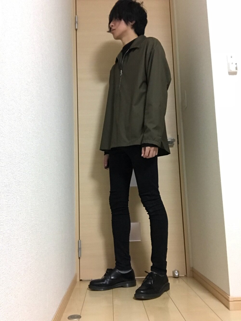 ブラック系のデニムパンツ、ブラック系のブーツ、グリーン系のシャツ/ブラウスを着用したメンズの冬コーディネートの1枚目の写真
