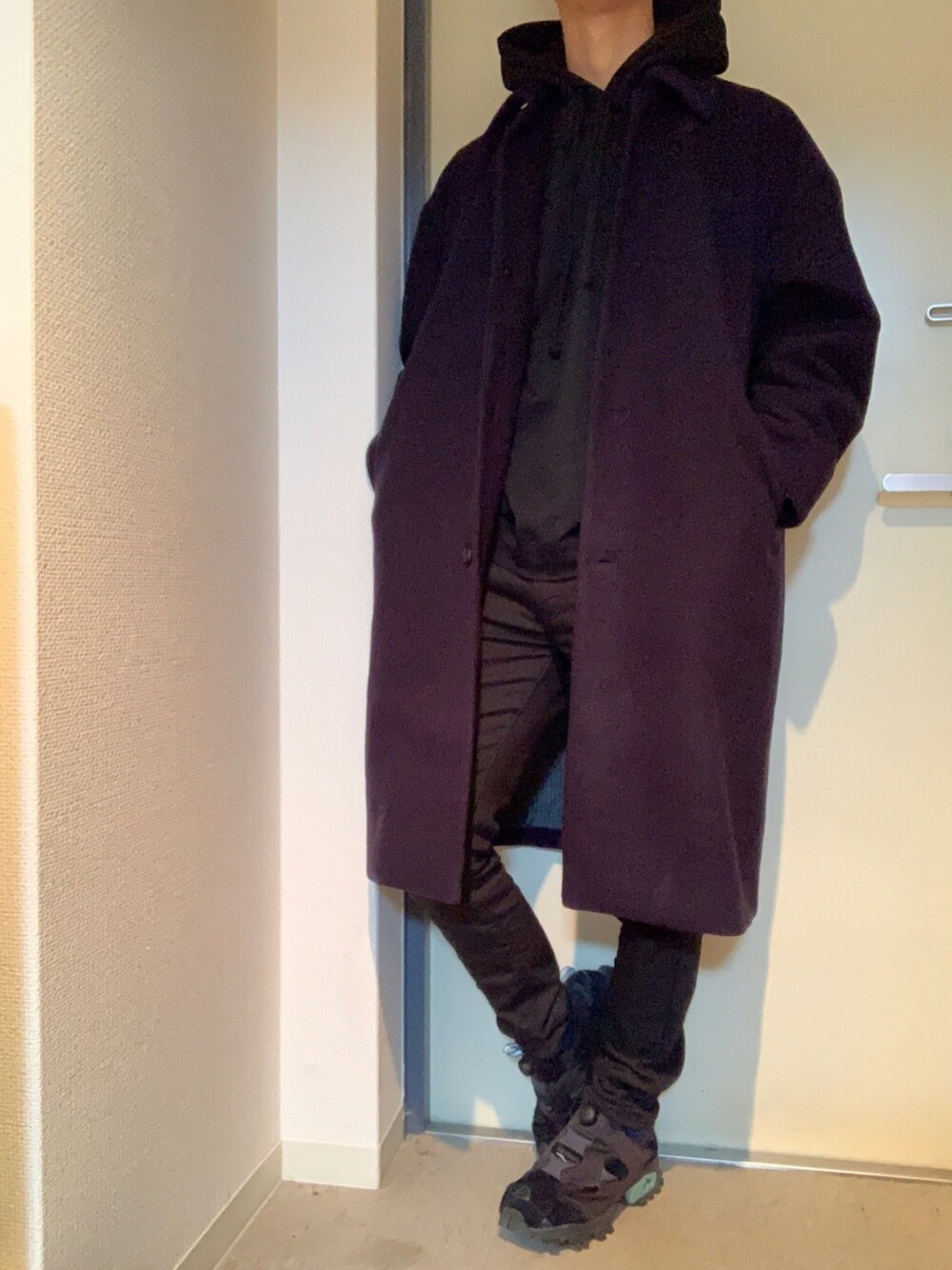 「DOOPZ、コート、年末WEAR感謝祭、冬コーデ、ポンプフューリー、パーカー、UNIQLO、黒スキニー、ブラック、ステンカラーコート」｜「DOOPZのDOOPZ ルーズスリーブバルカラーコート（その他アウター、ブルー系）」を使った、Ken【大学生】さん（メンズ・173cm）の冬コーディネートの1枚目の写真