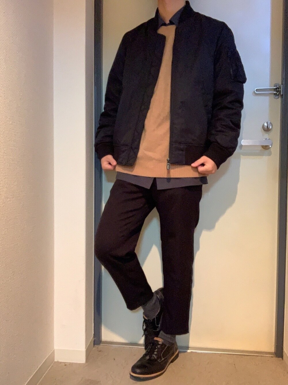 「ユニクロ、GU、RAGEBLUE、セーター、キャメル、MA-1、アンクルパンツ、プチプラ、冬コーデ、オープンカラーシャツ」｜「UNIQLOのMA-1ブルゾン（ブルゾン、ブラック系）」を使った、Ken【大学生】さん（メンズ・173cm）の冬コーディネートの1枚目の写真