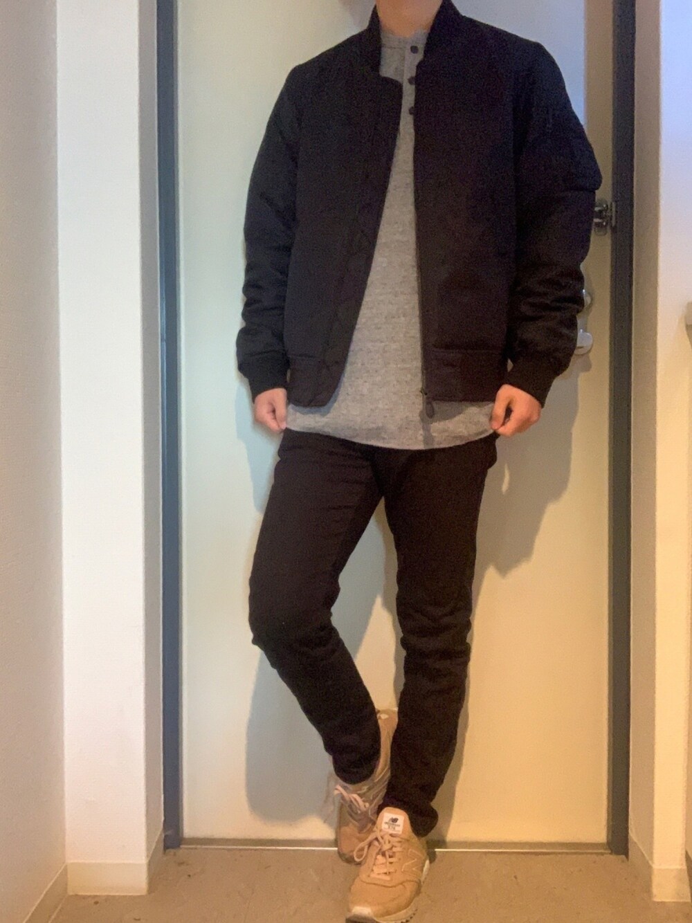 「ユニクロ、モノトーン、ベージュ、冬コーデ、MA-1、黒スキニー、プチプラ、New Balance、グレー、ワッフル」｜「UNIQLOのMA-1ブルゾン（ブルゾン、ブラック系）」を使った、Ken【大学生】さん（メンズ・173cm）の冬コーディネートの1枚目の写真