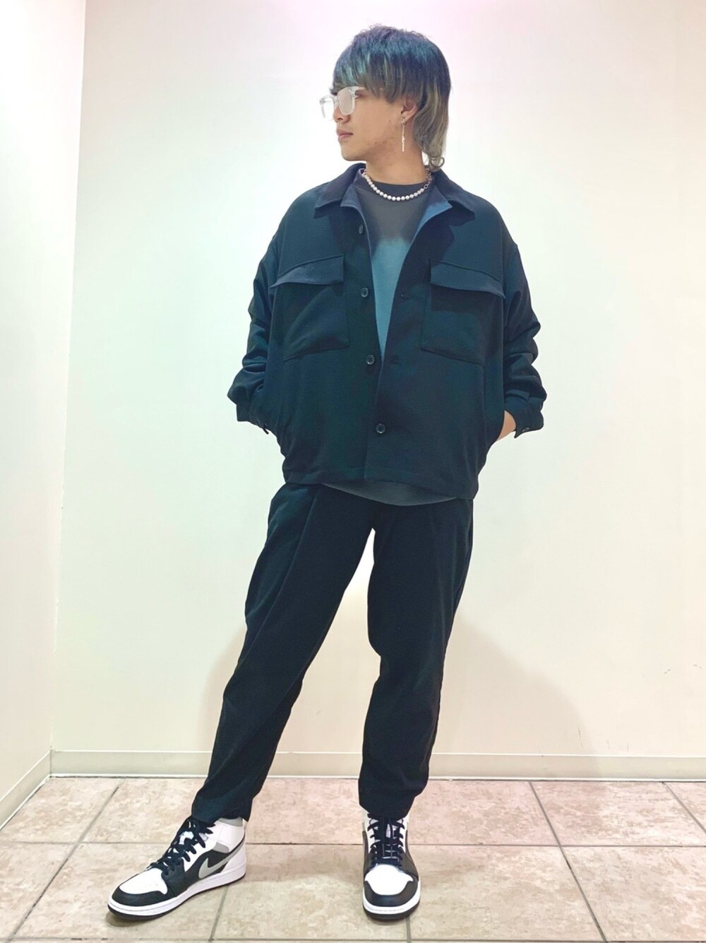 「春コーデ、カジュアルコーデ、ジュンレッド(JUNRed)、オールブラック、ストリート、スニーカー、チェックシャツ、ナイキ」｜「JUNREDのパールネックレス（ネックレス、ホワイト系）」を使った、しゅんさん（メンズ・167cm）の冬コーディネートの1枚目の写真