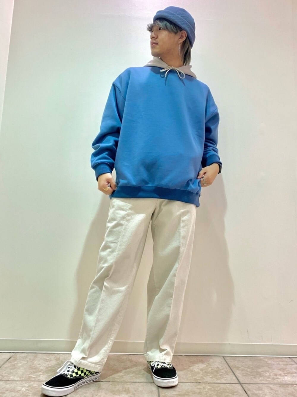 グリーン系のパーカー、ブルー系のスウェット、ホワイト系のその他パンツを着用したメンズの冬コーディネートの1枚目の写真