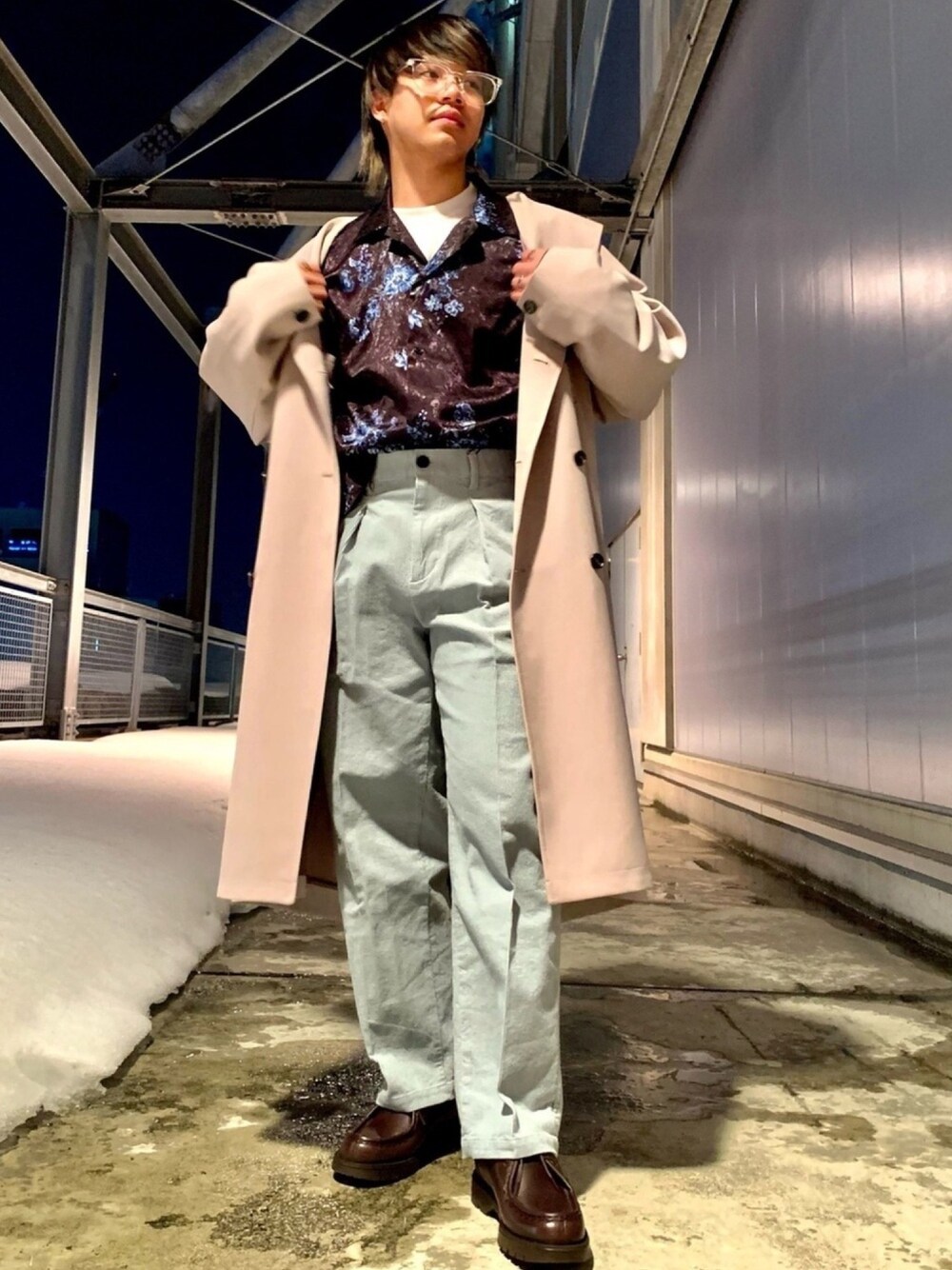 ベージュ系のトレンチコート、ブルー系のその他パンツ、ブラウン系のシューズを着用したメンズの冬コーディネートの1枚目の写真