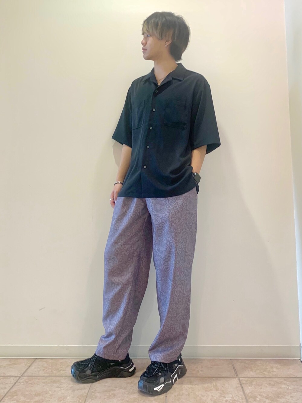 「シンプル、ジュンレッド(JUNRed)、スニーカー、カジュアル、ペイズリー柄、ペイズリー柄パンツ、ダッドスニーカー、オープンカラーシャツ」｜「JUNREDのドレープオープンカラー　半袖シャツ（シャツ/ブラウス、ブラック系）」を使った、しゅんさん（メンズ・167cm）の春コーディネートの1枚目の写真