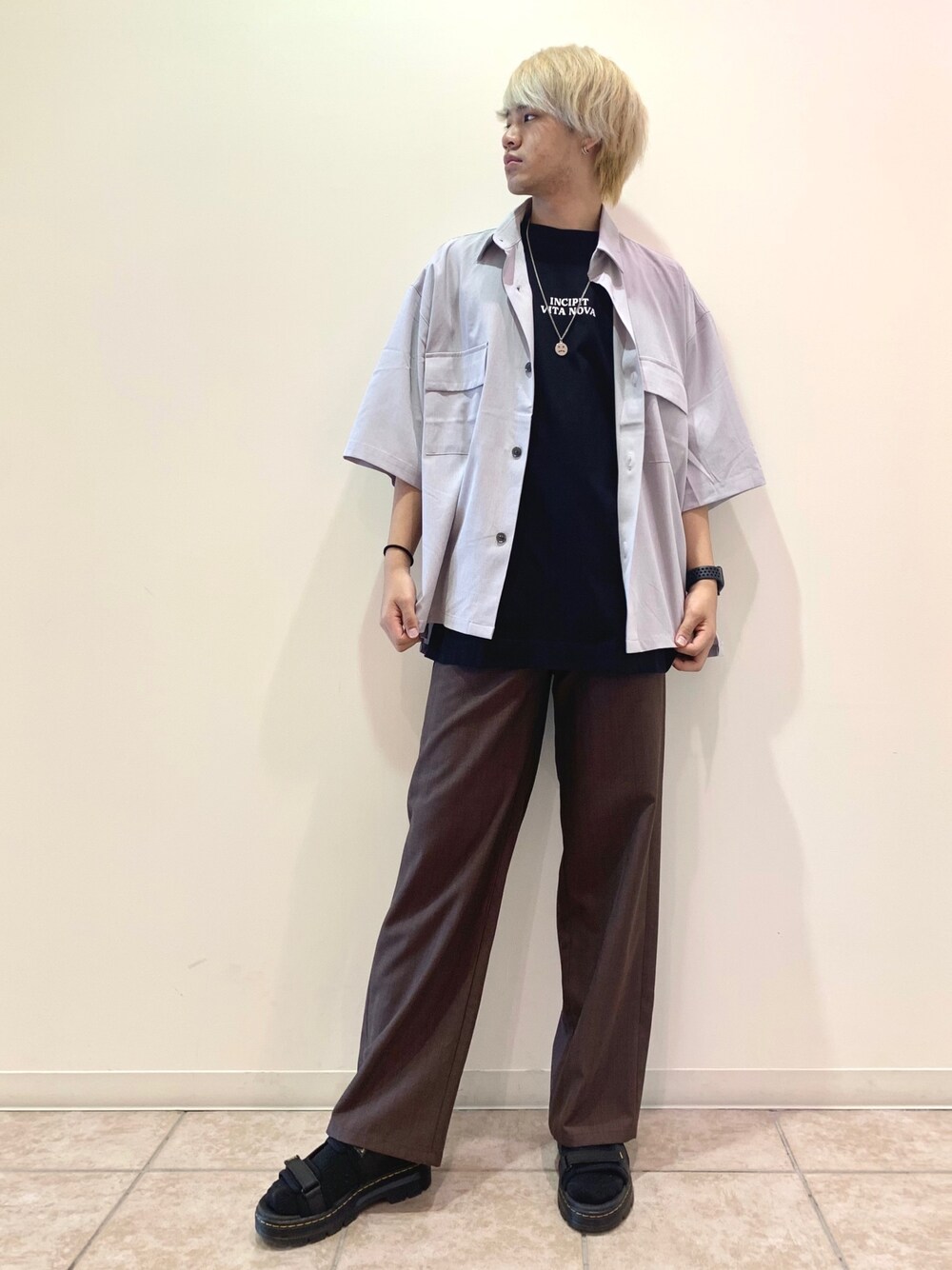 ブラック系のTシャツ/カットソー、グレー系のシャツ/ブラウス、ブラウン系のその他パンツを着用したメンズの夏コーディネートの1枚目の写真