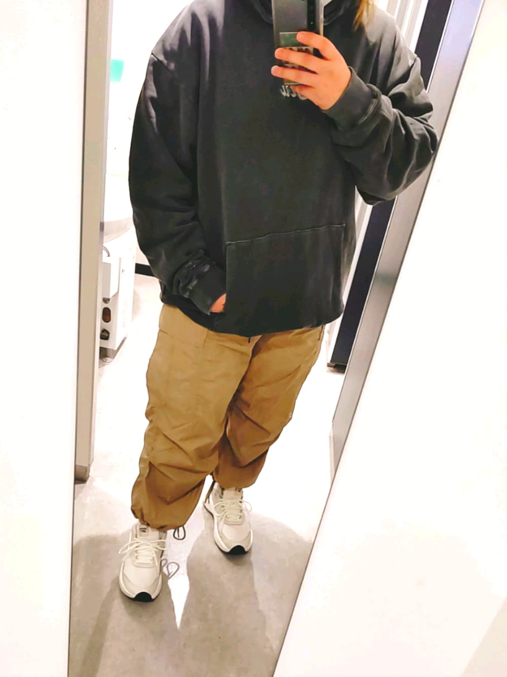 「80㌔、ママコーデ、出勤スタイル、XLサイズ、大きすぎた！」｜「X-girlのGLITTER LOGO SWEAT HOODIE（スウェット、グレー系）」を使った、kyouka0504さん（レディース・160cm）の冬コーディネートの1枚目の写真