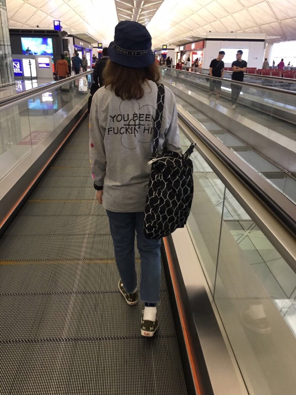 「ootd、PORTER、春、BUCKET HAT、boyish、travel、causal、wtaps、supreme、VANS」｜「Supreme のアイテム（帽子、ブルー系）」を使った、Yuko Tsyさん（レディース・161cm）の春コーディネートの1枚目の写真