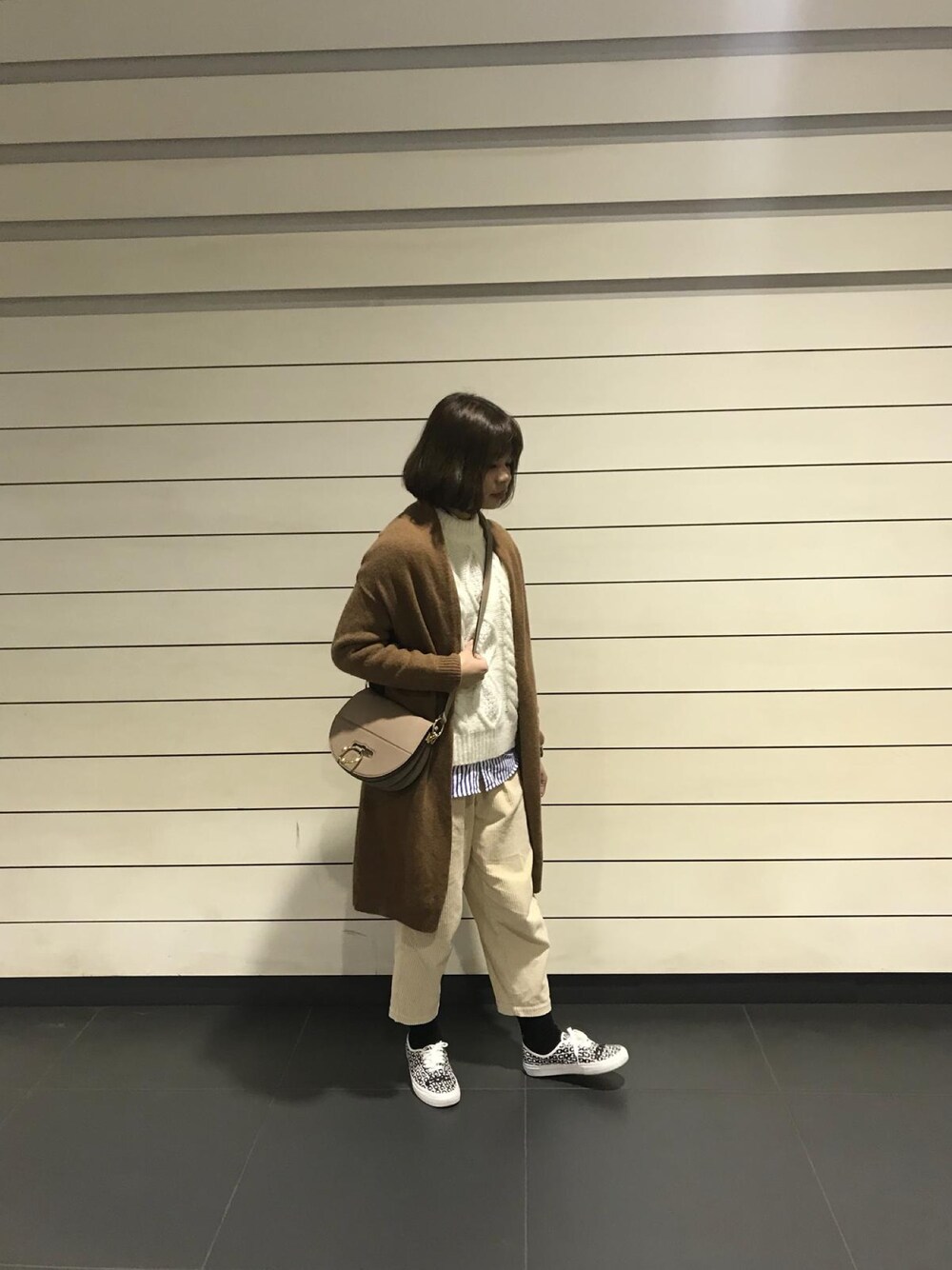 「今日のコーデ、茶色、白、girl、古着、シンプル、オトナカジュアル、きれいめカジュアル、ootd、VANS」｜「niko and...のアイテム（ジャケット/アウター、ベージュ系）」を使った、Yuko Tsyさん（レディース・163cm）の春コーディネートの1枚目の写真
