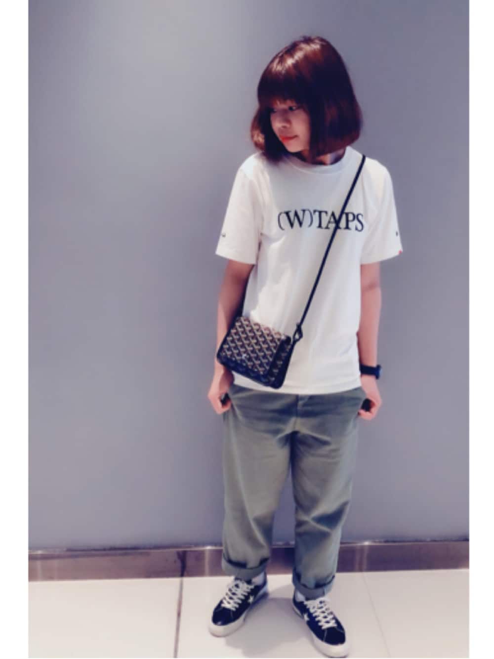 「シンプルコーデ、春、春夏コーデ、outfit、楽チンコーデ、converse、白Tシャツ、モノトーン、スニーカーコーデ、休日スタイル」｜「WTAPSのアイテム（Tシャツ/カットソー、ホワイト系）」を使った、Yuko Tsyさん（レディース・163cm）の春コーディネートの1枚目の写真