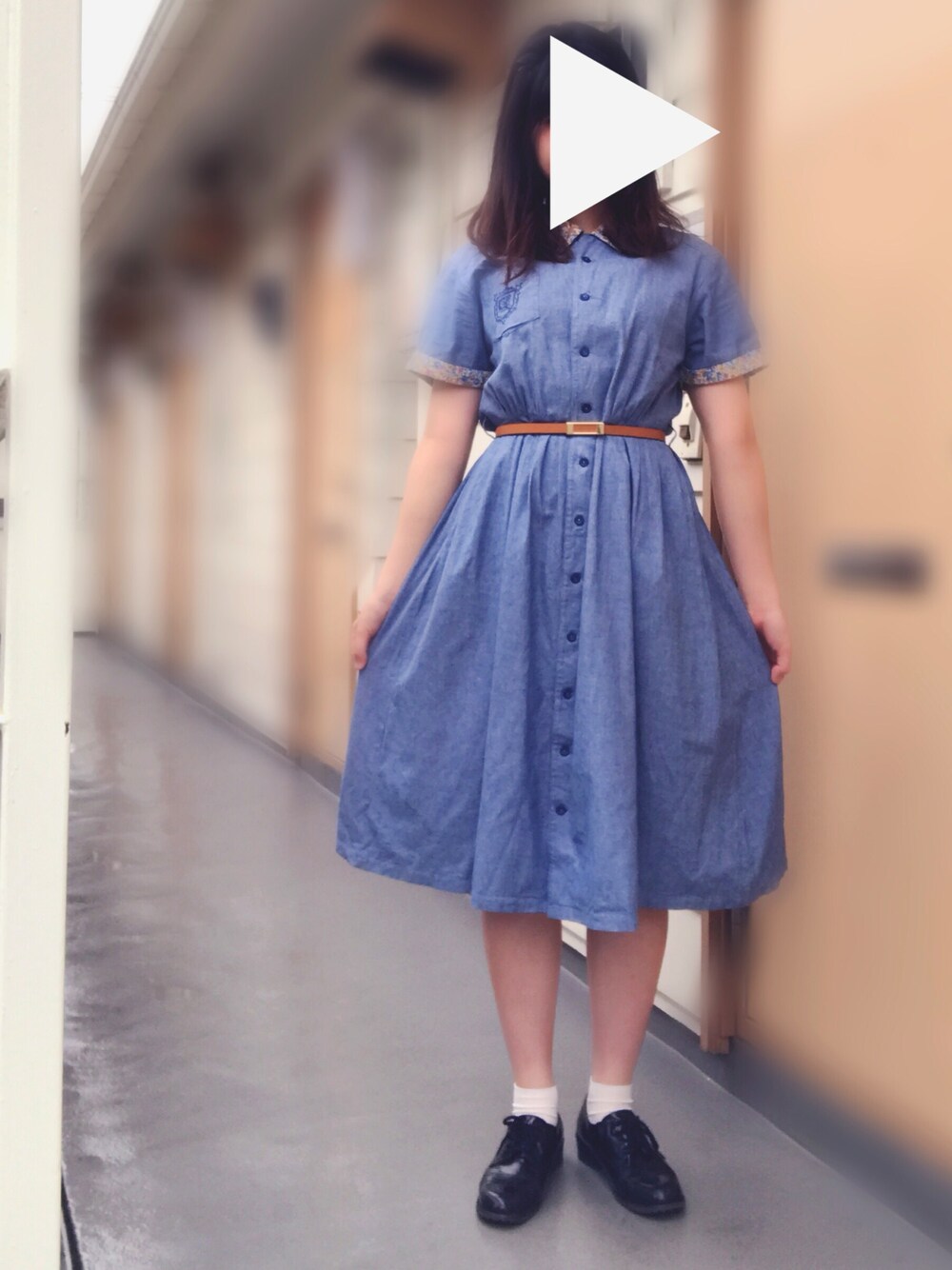 「古着、プチプラコーデ、花柄、デニムワンピース、ワンピース、スニーカー、刺繍、デニム、mer」｜「古着のアイテム（ワンピース、ブルー系）」を使った、みっけすとさん（レディース・165cm）の夏コーディネートの1枚目の写真