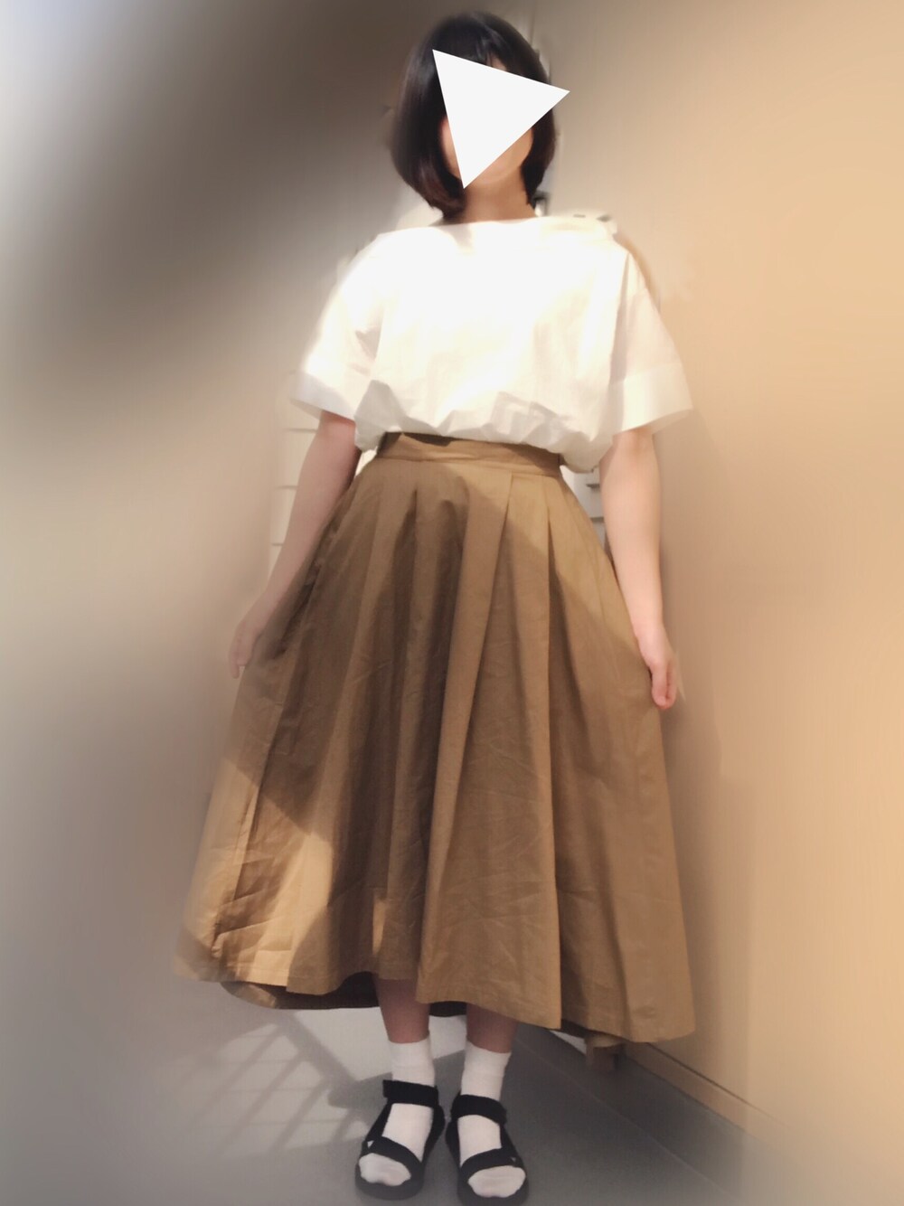 「JEANASiS、merlot、RETRO GIRL、チノスカート、ヘムスカート、サンダルに靴下、ootd、通学、スポーツサンダル、シャツ」｜「JEANASISのロールサイドオフSS/752229（シャツ/ブラウス、ホワイト系）」を使った、みっけすとさん（レディース・165cm）の夏コーディネートの1枚目の写真