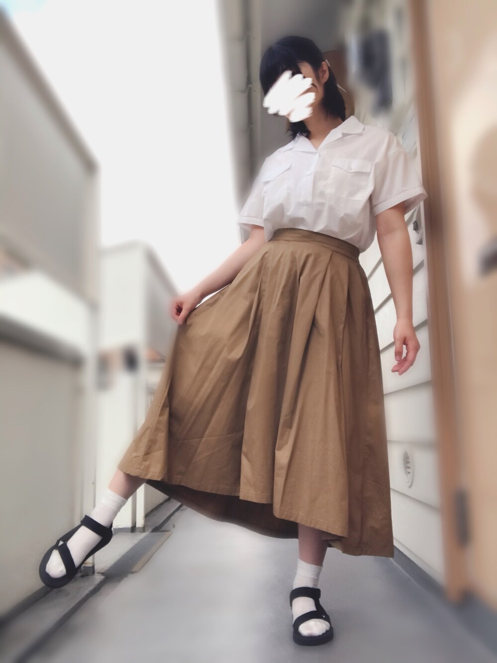 「merlot、Ehyphenworldgallery、RETRO GIRL、プチプラ、レース靴下、サンダル、スポーツサンダル、ボーリングシャツ、チノスカート、チノ」｜「E hyphen world galleryの・ロゴ入りボーリングシャツ（シャツ/ブラウス、ホワイト系）」を使った、みっけすとさん（レディース・165cm）の夏コーディネートの1枚目の写真
