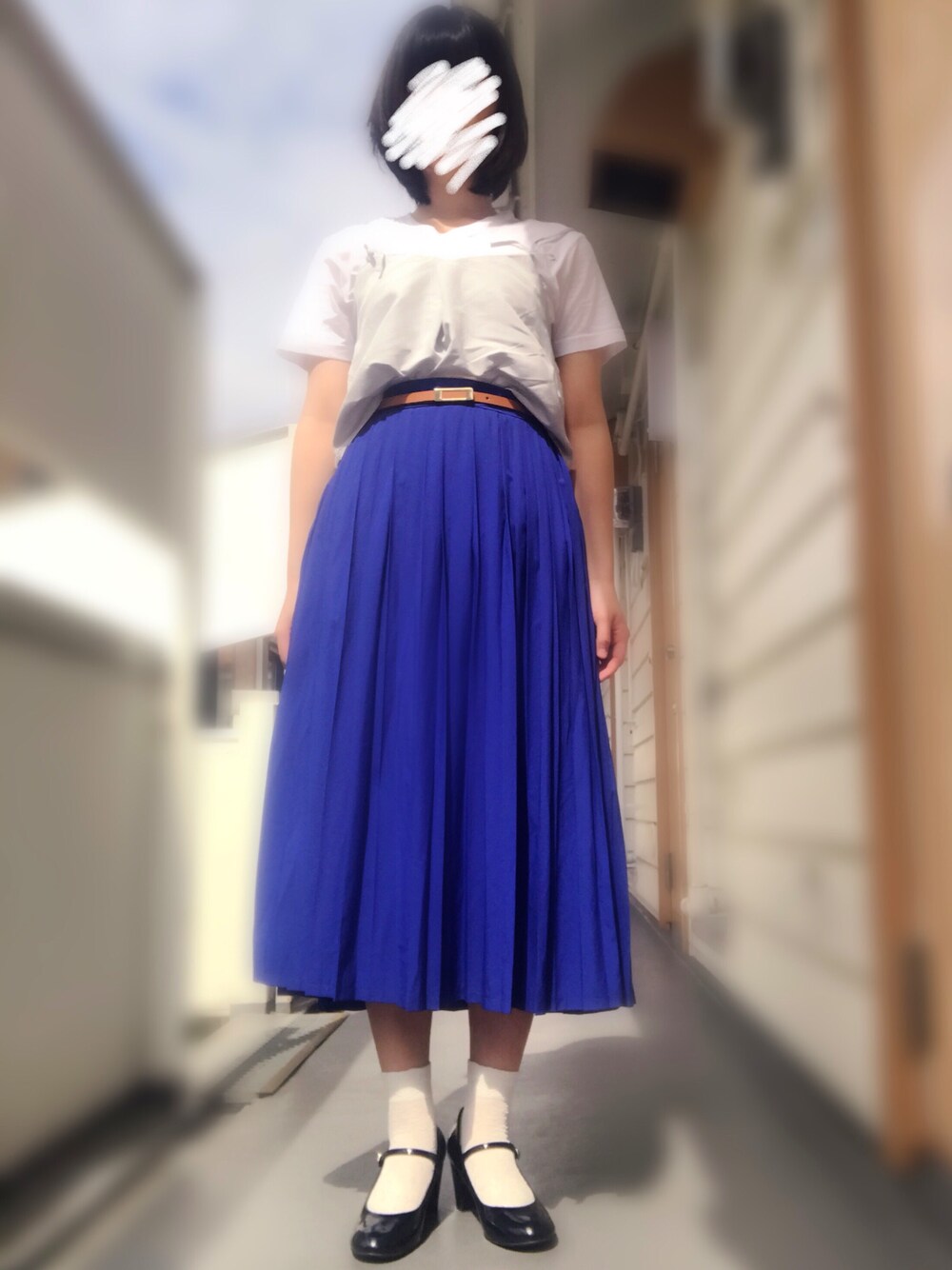 「Samansa Mos2 blue、サマンサ モスモス(Samansa Mos2)、GRL、Honeys、プリーツスカート、青、白Tシャツ、キャミソール、ビスチェ、プチプラ」｜「Samansa Mos2 blueのキャミセットアップ（スカート、グレー系）」を使った、みっけすとさん（レディース・165cm）の秋コーディネートの1枚目の写真
