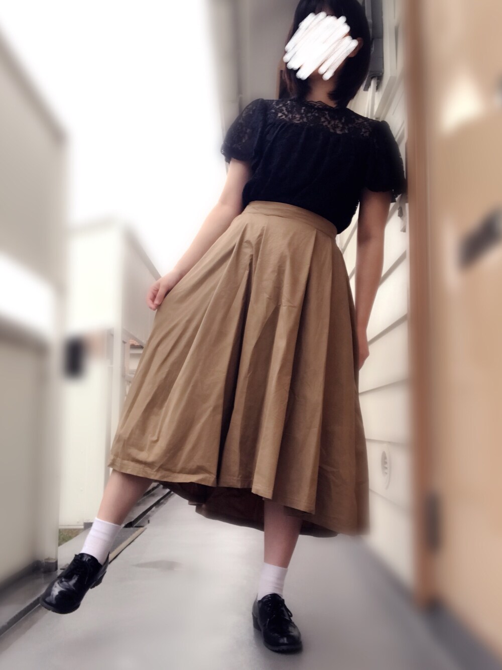 「オリーブ デ オリーブ(OLIVE des OLIVE)、OLIVE des OLIVE、merlot、チノスカート、フレアスカート、黒、レース、黒レース、ハイネック、プチプラ」｜「OLIVE des OLIVEの★プチハイネックレースプルオーバー（シャツ/ブラウス、ブラック系）」を使った、みっけすとさん（レディース・167cm）の秋コーディネートの1枚目の写真