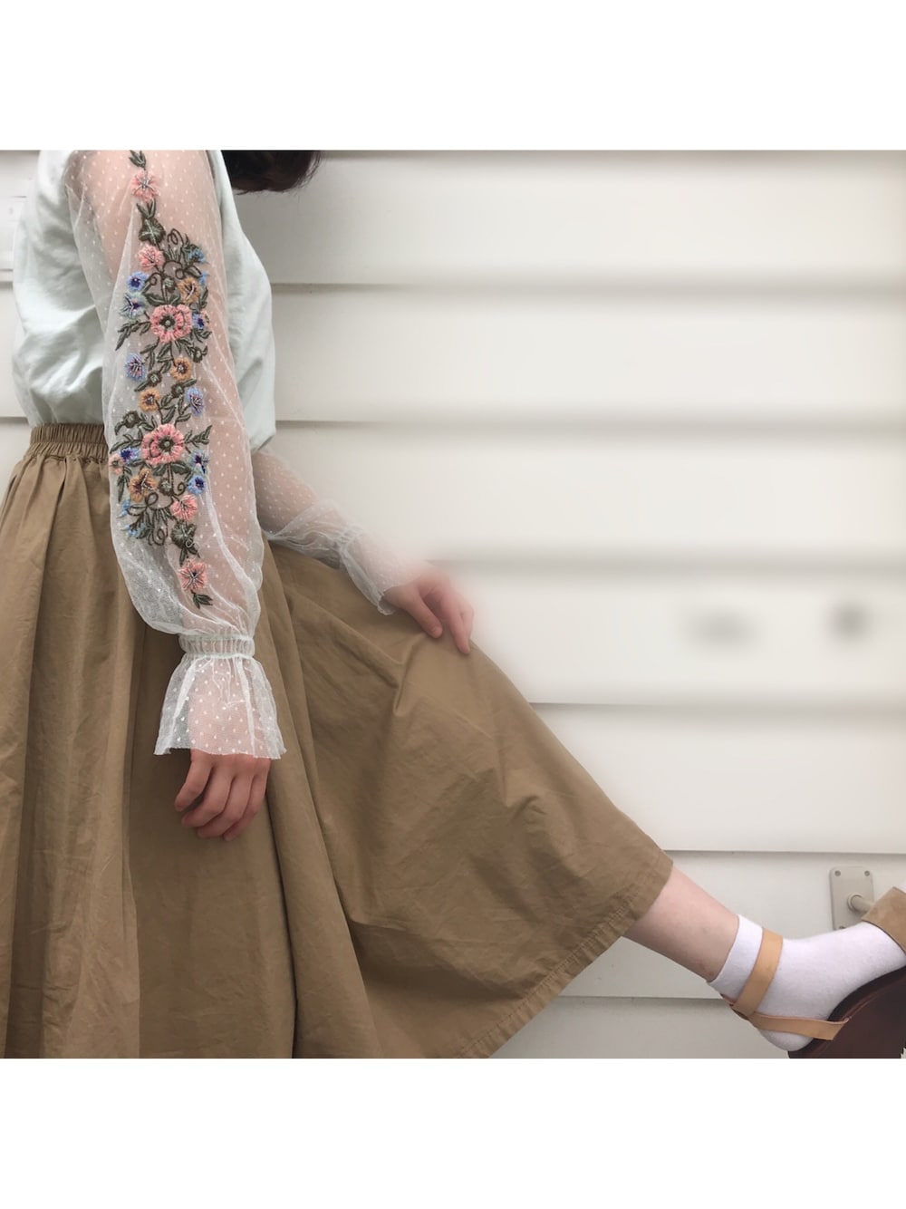 「Bershka、ZARA、merlot、mer、プチプラ、刺繍、チュール、シンプルコーデ、チノスカート、ベージュ」｜「MERLOTのフィッシュテールタックスカート1014（スカート、ベージュ系）」を使った、みっけすとさん（レディース・167cm）の秋コーディネートの1枚目の写真