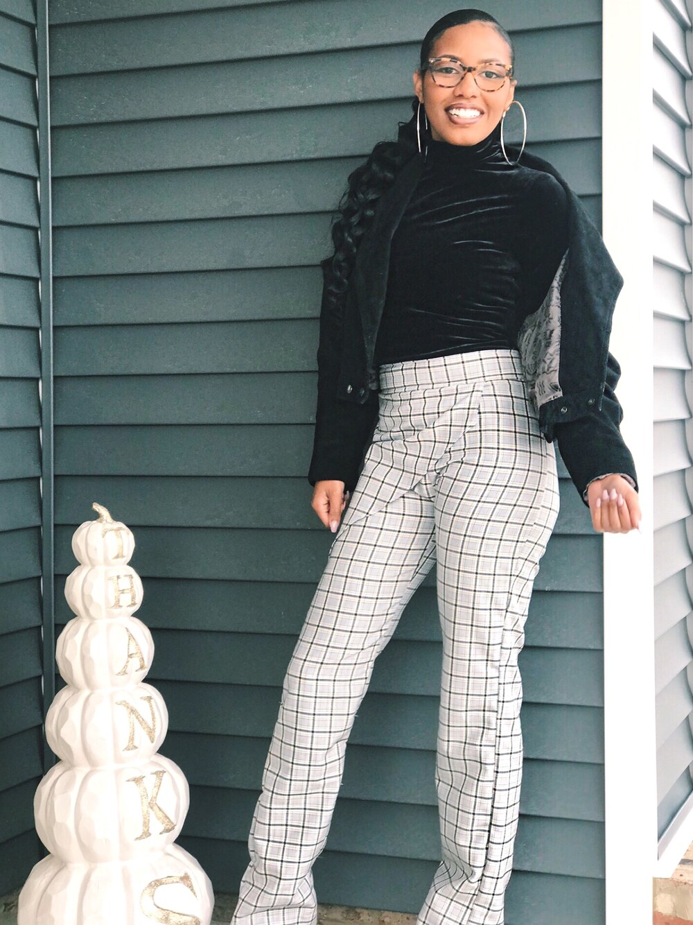 「90’s、VINTAGE、plaid、summer、black、blue、fashion、sporty、velvet、STYLE」｜「Carolina Thriftのアイテム（ニット/セーター、ブラック系）」を使った、Tee Janeさん（レディース・168cm）の冬コーディネートの1枚目の写真