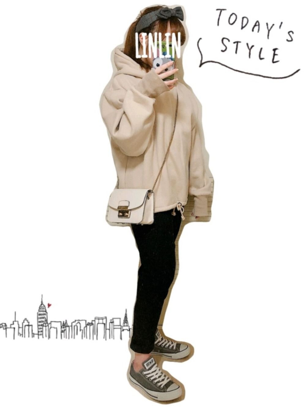 ブラック系のデニムパンツ、ベージュ系のパーカー、グレー系のシューズを着用したレディースの春コーディネートの1枚目の写真