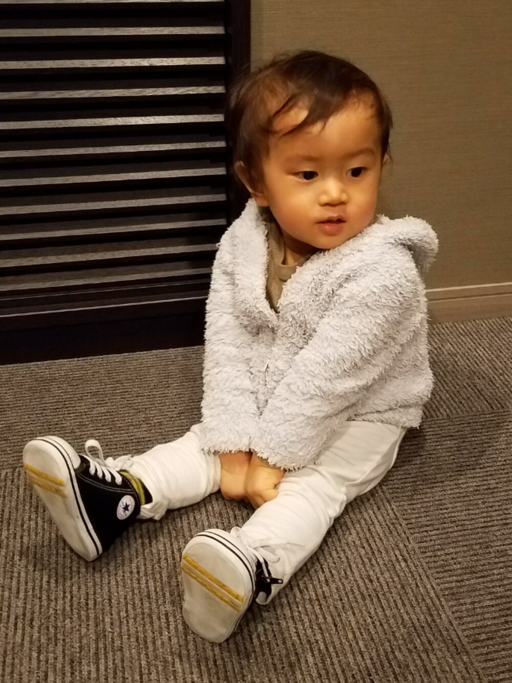 「シンプルコーデ、キッズ、おとこのこ、男の子コーデ、おとなコーデ、オトナ、1歳半、白パンツ、シンプル」｜「BAREFOOT DREAMSのアイテム（その他アウター、ブルー系）」を使った、賴正さん（キッズ・80cm）の春コーディネートの1枚目の写真