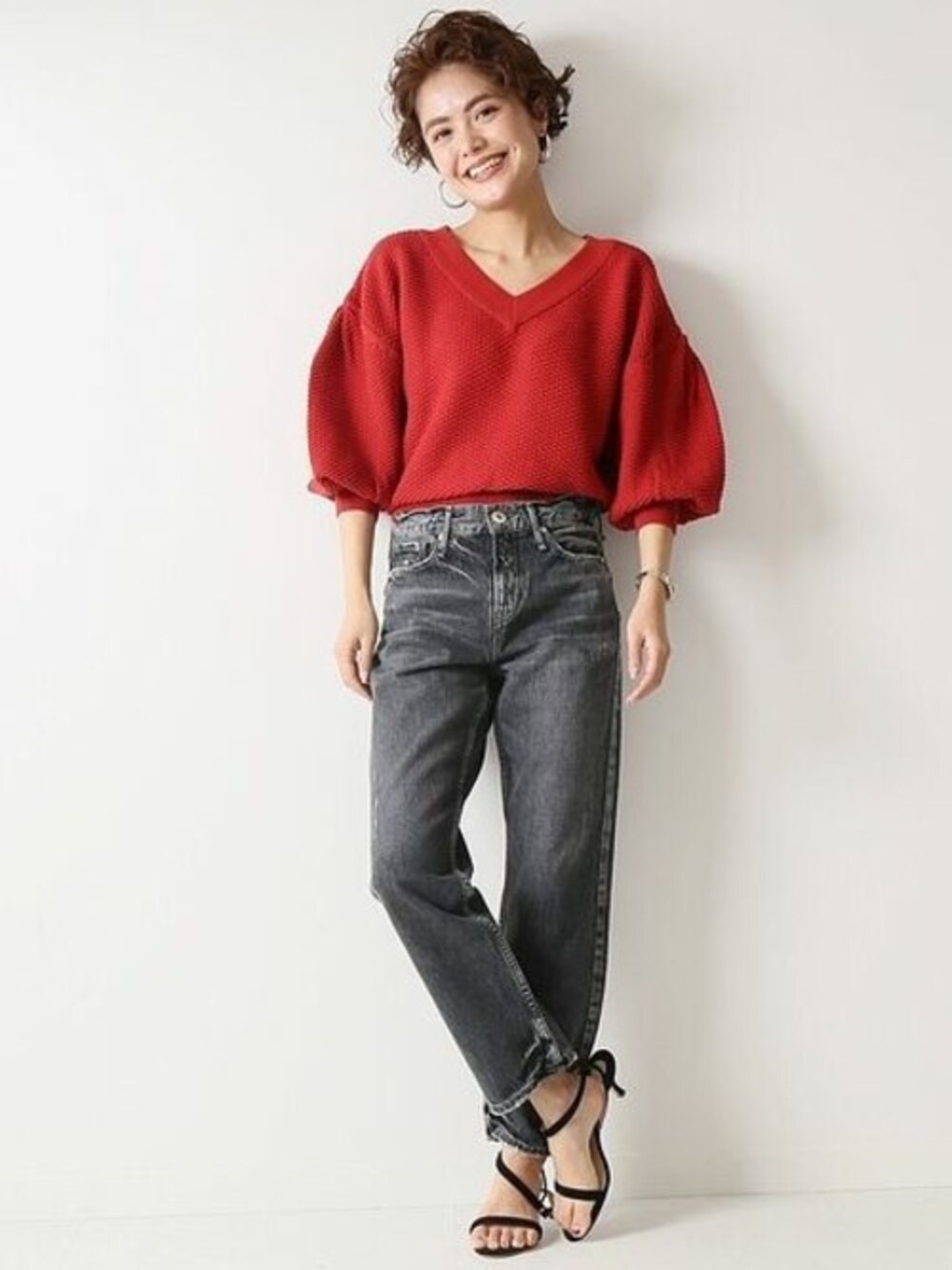 「大人カジュアル、デニムパンツ、サンダル、ブラックデニム、カジュアルコーデ、ボリュームスリーブ、Spick & Span(Spick & Span)、ボリューム袖、upper hights、NEBULONIE」｜「Spick & Spanのカノコアミ プルオーバー◆（ニット/セーター、レッド系）」を使った、Press marieさん（レディース・154cm）の春コーディネートの1枚目の写真