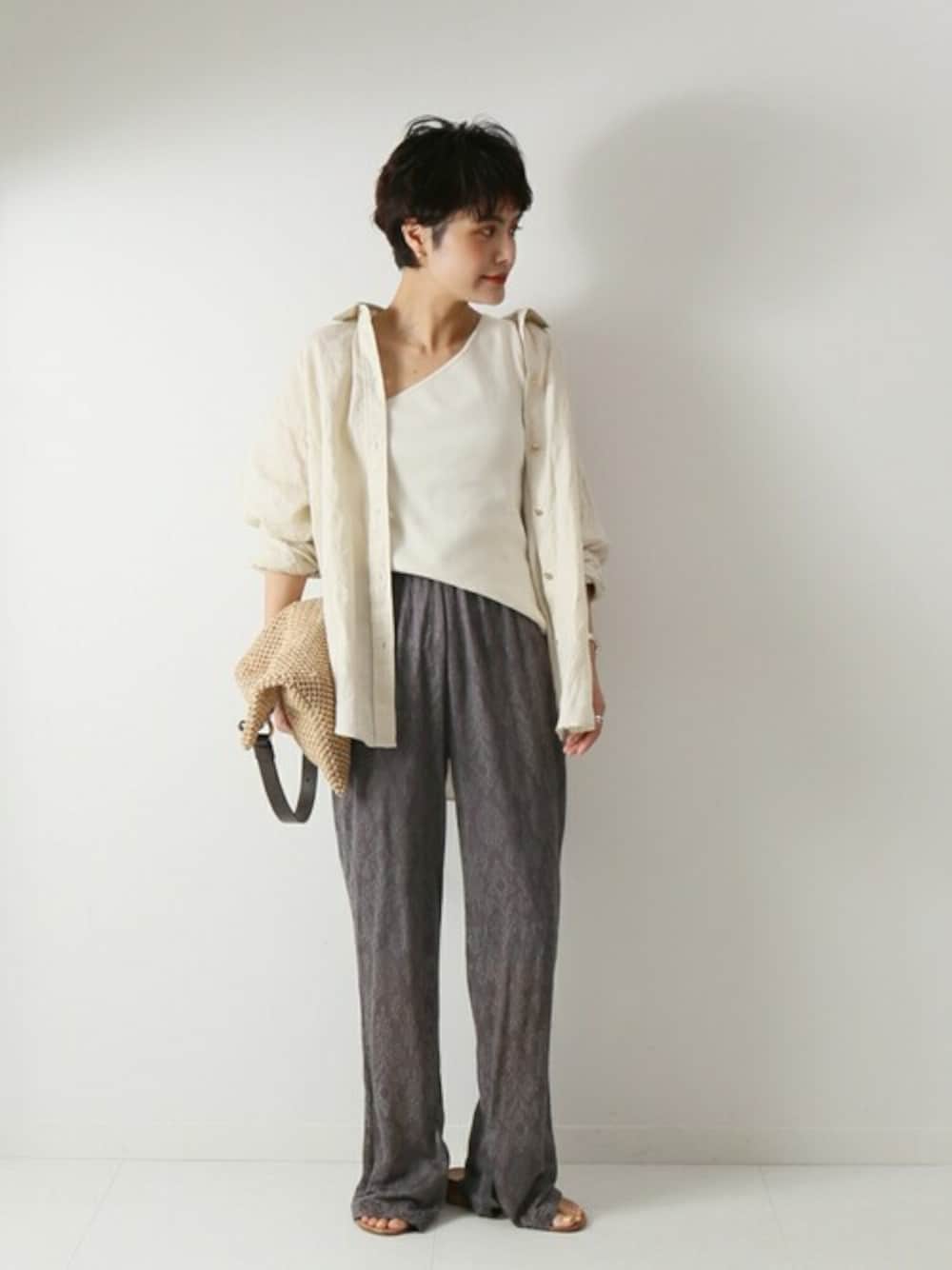 「パンツ、シャツ、夏、リネン、春、スピック＆スパン、Spick & Span(Spick & Span)、おうち時間」｜「Spick & Spanのリネンビックシャツ2◆（シャツ/ブラウス、ホワイト系）」を使った、Press marieさん（レディース・154cm）の春コーディネートの1枚目の写真