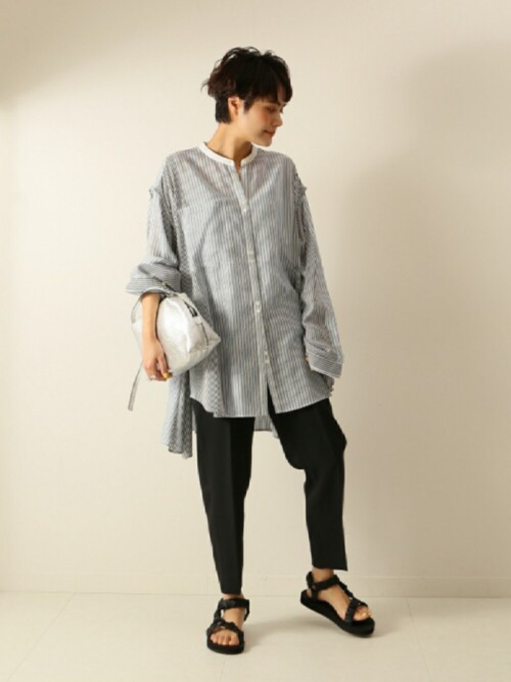 「パンツ、シャツ、ストライプ、スピック＆スパン、Spick & Span(Spick & Span)、2020ss」｜「Spick & SpanのPeスパンツイルパンツ◆（その他パンツ、ブラック系）」を使った、Press marieさん（レディース・154cm）の春コーディネートの1枚目の写真