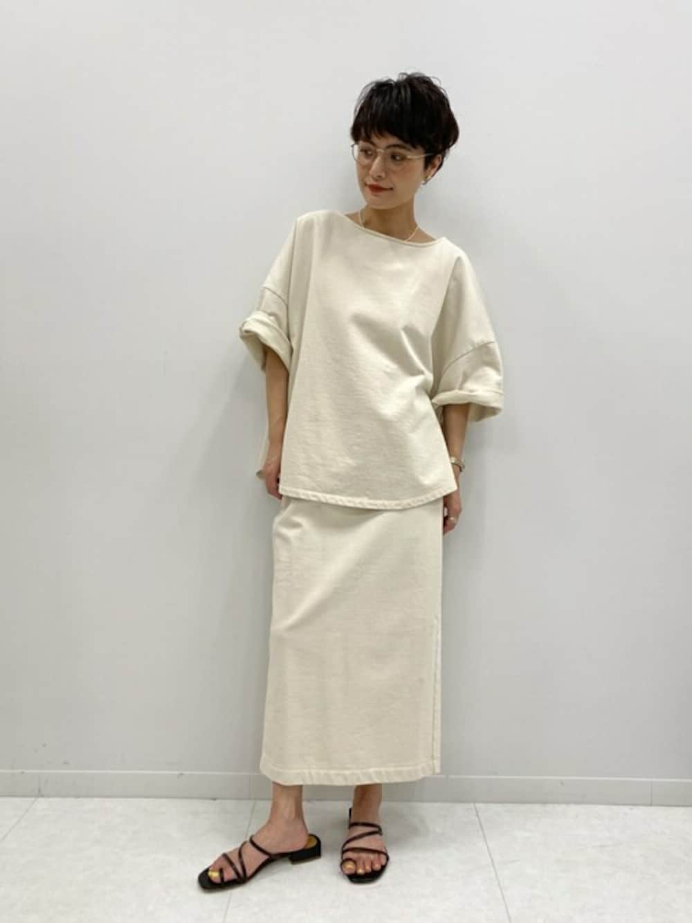 「カットソー、セットアップ、スカート、ベージュ、リラックススタイル、スピック＆スパン、Spick & Span(Spick & Span)、おうち時間」｜「Spick & Spanのミニ裏毛ビックTシャツ◆（Tシャツ/カットソー、ホワイト系）」を使った、Press marieさん（レディース・154cm）の春コーディネートの1枚目の写真
