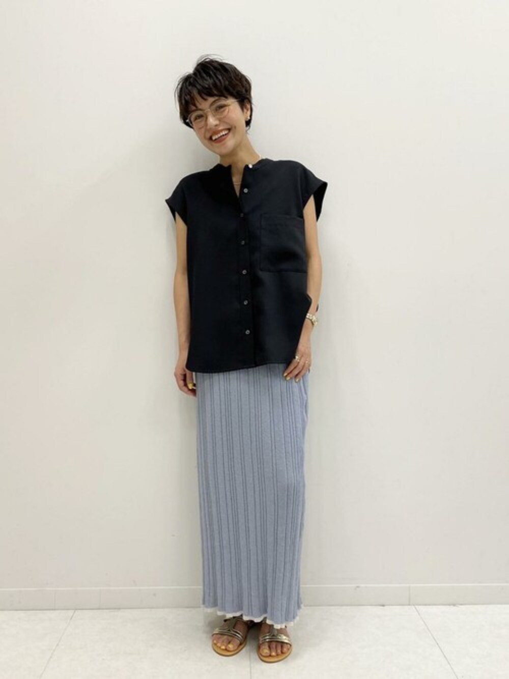 「スカート、シャツ、ブルー、ネイビー、ロングスカート、スピック＆スパン、Spick & Span(Spick & Span)、ディリー、2020ss」｜「Spick & SpanのPeスパンツイルシャツ◆（シャツ/ブラウス、ブラック系）」を使った、Press marieさん（レディース・154cm）の春コーディネートの1枚目の写真