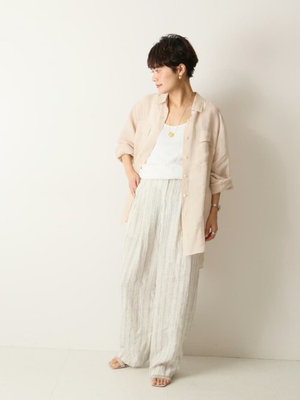 「カジュアル、シャツ、ベージュ、リラックス、休日、スピック＆スパン、Spick & Span(Spick & Span)、オフシーン」｜「Spick & SpanのRaシースルーシャツ◆（シャツ/ブラウス、ホワイト系）」を使った、Press marieさん（レディース・154cm）の春コーディネートの1枚目の写真