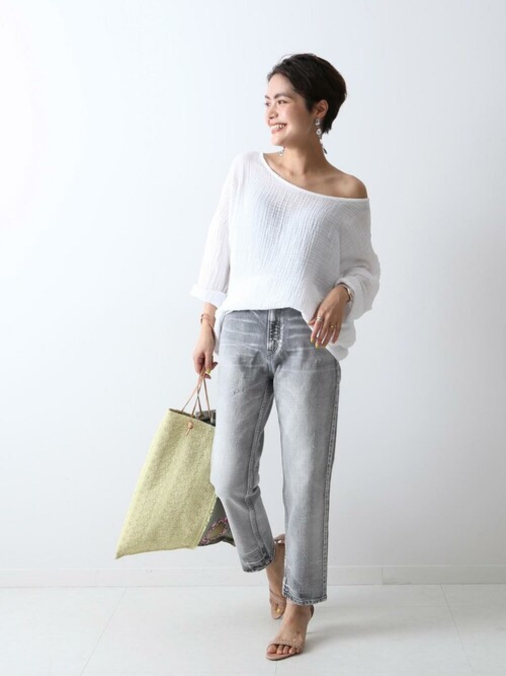 「デニム、ブラウス、パンツ、カジュアル、ホワイト、大人、スピック＆スパン、Spick & Span(Spick & Span)」｜「Spick & Spanの【FELICITE APPAREL】 Off the Shoulder◆（シャツ/ブラウス、ホワイト系）」を使った、Press marieさん（レディース・154cm）の夏コーディネートの1枚目の写真
