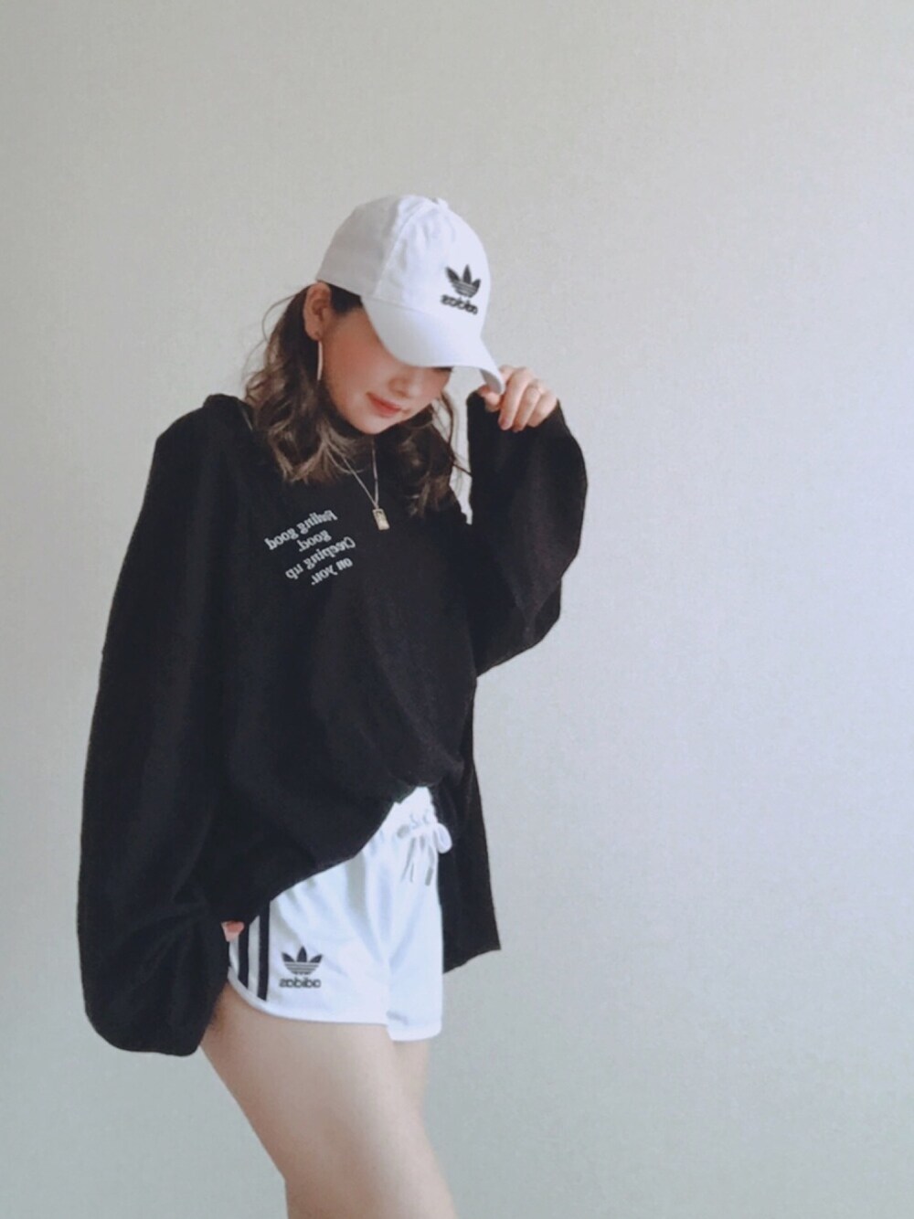 「アディダス、アディダスオリジナルス、adidas、adidas originals、ホワイトパンツ、ホワイトキャップ、CAP、楽チンコーデ、お家スタイル」｜「adidas OriginalsのAdidas Originals - クラシック ショーツ - women - ポリエステル - 40（その他パンツ、ホワイト系）」を使った、Ayumiさん（レディース・158cm）の夏コーディネートの1枚目の写真