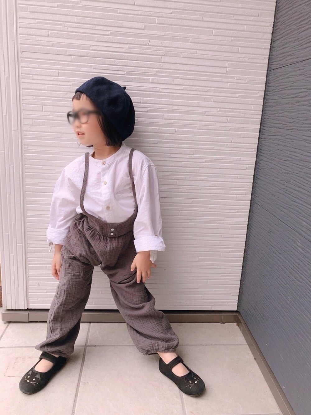 「これが私をアゲる服、サロペット、白シャツ、バレエシューズ、ベレー帽、めがね」｜「BRANSHESのフランネルベレー帽（ハンチング/ベレー帽、ブルー系）」を使った、ぽんさん（キッズ・100cm）の春コーディネートの1枚目の写真