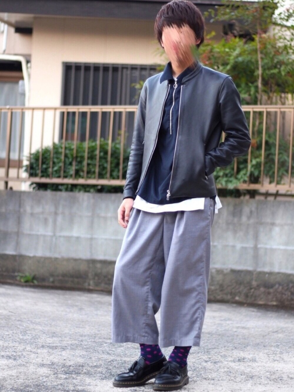 「カジュアルコーデ、大学生、ワイドパンツ、ハーフジップ、柄ソックス、アンクルパンツ、ライダース、きれいめカジュアル、革靴、ネイビー」｜「STUDIOUSの【先行予約】TRクリアハーフジッププルオーバーシャツ（シャツ/ブラウス、ブルー系）」を使った、よっシーさん（メンズ・172cm）の秋コーディネートの1枚目の写真
