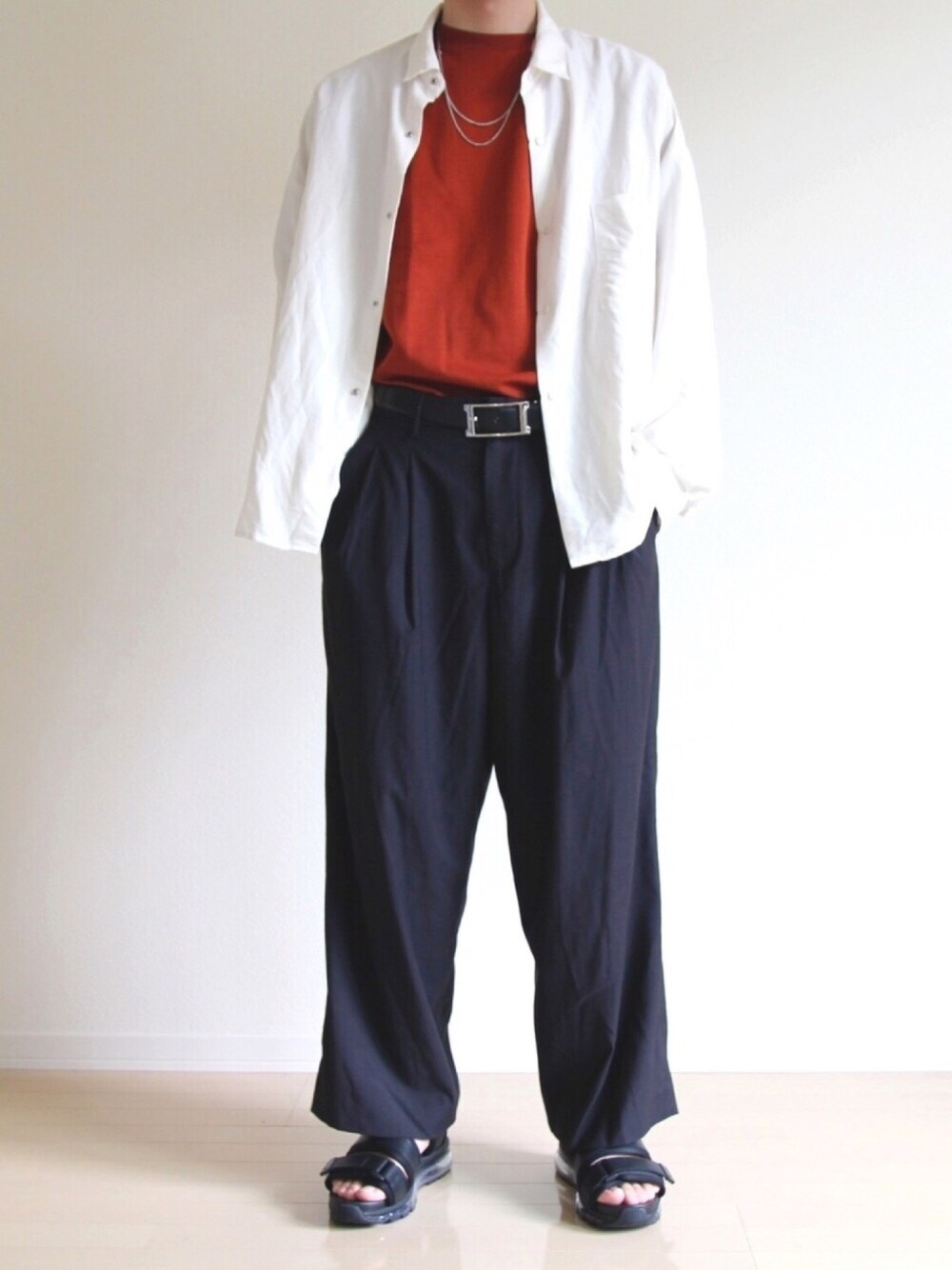 「シンプルコーデ、UNIQLO、タックイン、夏コーデ、オーバーサイズ、白シャツ、サンダル、休日スタイル、ワイドパンツ、大人コーデ」｜「HAREのモダールスナップシャツ (HARE)（シャツ/ブラウス、ホワイト系）」を使った、よっシーさん（メンズ・172cm）の春コーディネートの1枚目の写真