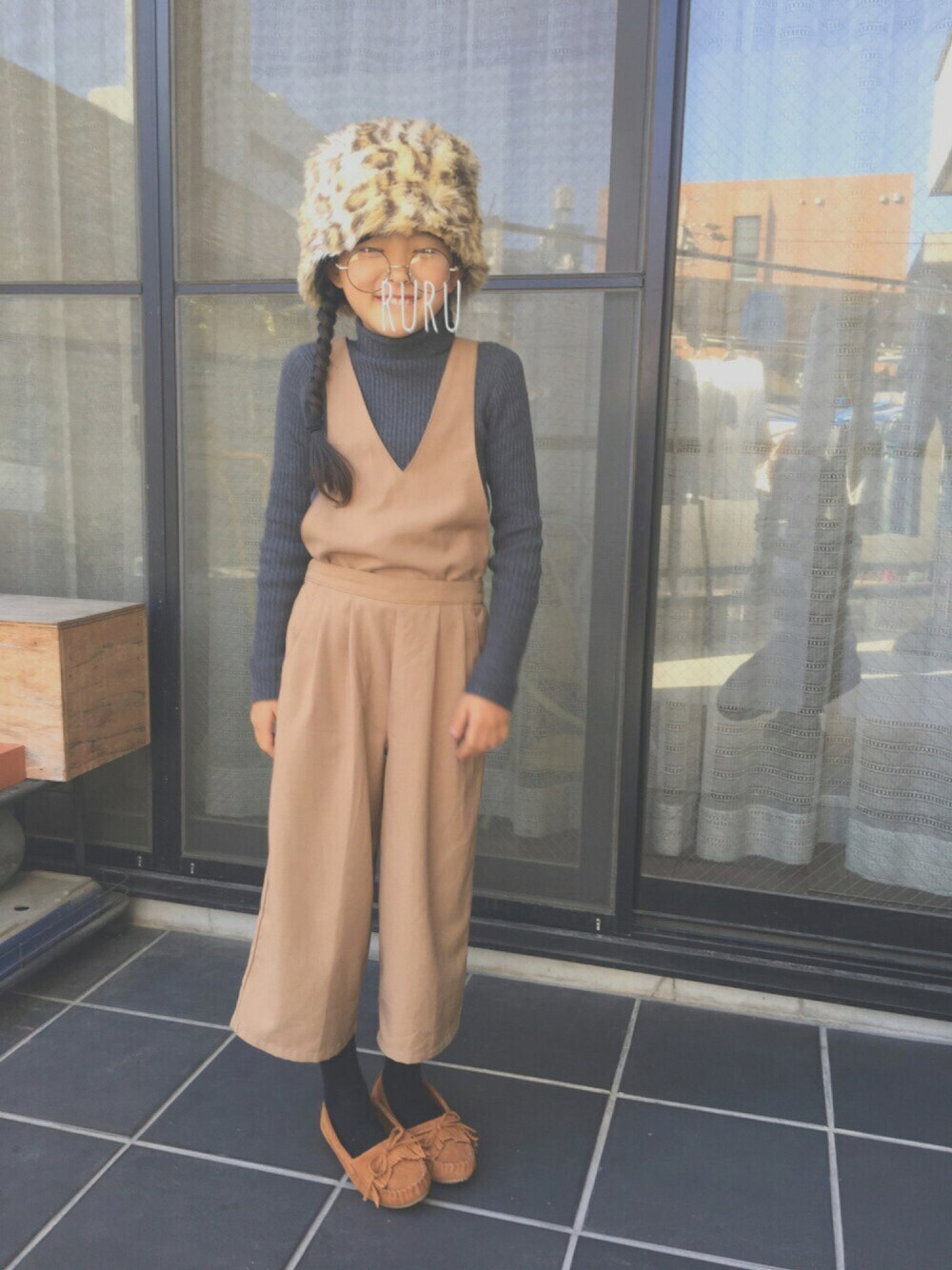 オレンジ系のサロペット/オーバーオール、ベージュ系の帽子、その他の帽子を着用したキッズの秋コーディネートの1枚目の写真