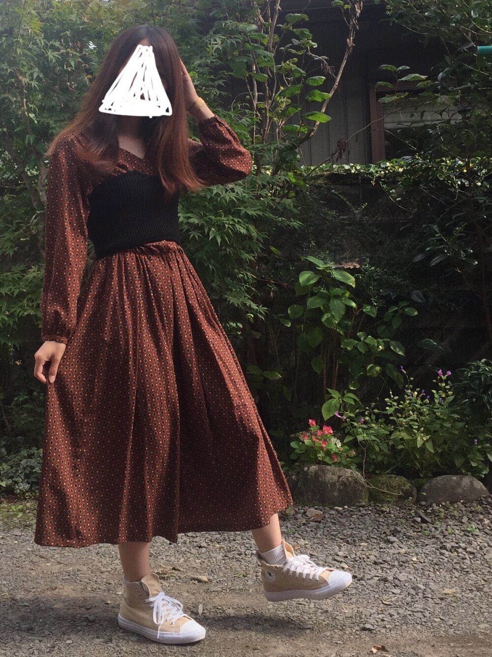 「アキコーデ、秋のコーデ、シンプルコーデ、おしゃれさんと繋がりたい、いいね、save、フォローお願いします🤑、ブラウンコーデ、スニーカー、コンバース、ベーコン、きれいめカジュアル」｜「Supreme.La.La.の【Ray掲載】ニットビスチェ（ニット/セーター、ブラック系）」を使った、natsuさん（レディース・160cm）の秋コーディネートの1枚目の写真