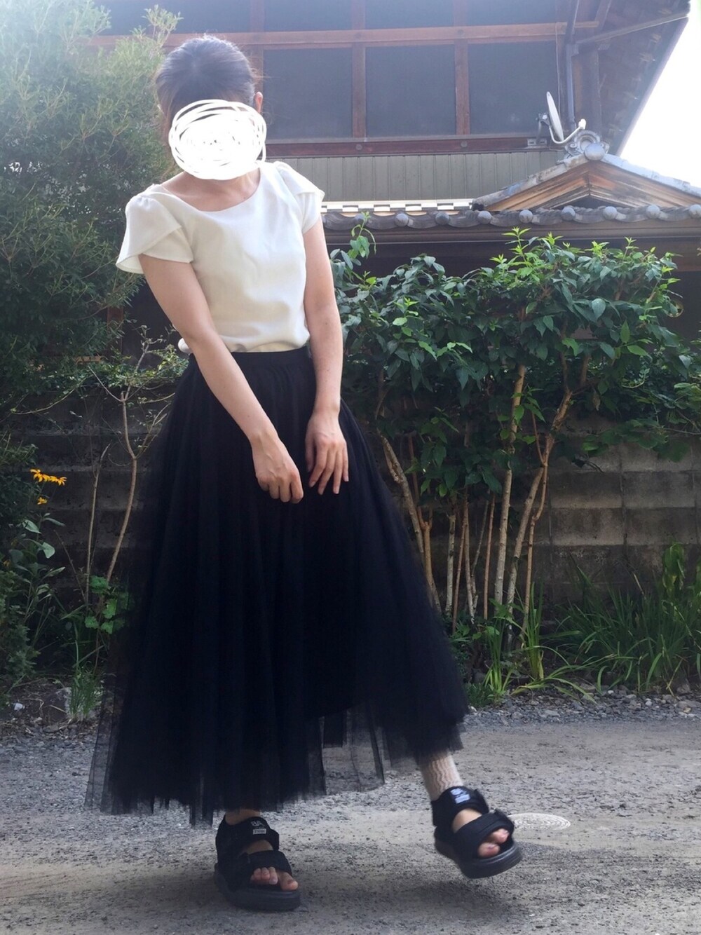 「モノトーン、オトナカジュアル、おしゃれさんと繋がりたい、オトナ女子、きれいめカジュアル、スポーツサンダル、summer、いいね、save、フォローお願いします🤑」｜「rpsのスーパーフレアーチュールスカート（スカート、ブラック系）」を使った、natsuさん（レディース・160cm）の夏コーディネートの1枚目の写真