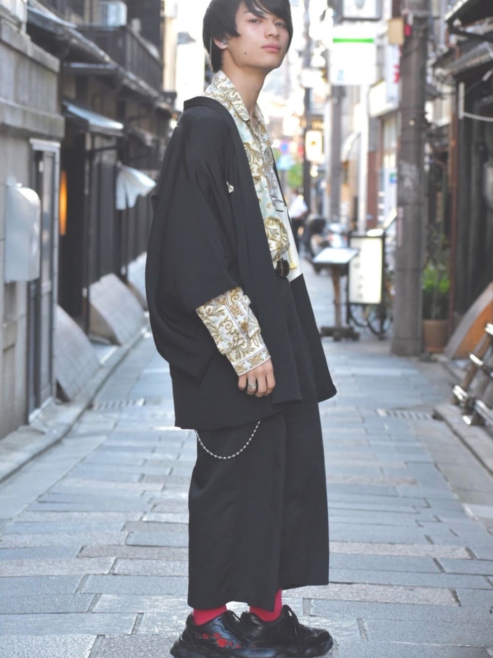 「和洋折衷、黒羽織、羽織り、柄シャツ×ワイドパンツ、柄シャツコーデ、古着、古着男子、ダッドスニーカー、ポロラルフローレン、京都」｜「usedの柄シャツ 古着（シャツ/ブラウス、イエロー系）」を使った、好きぞ触れにやさん（メンズ・169cm）の秋コーディネートの1枚目の写真