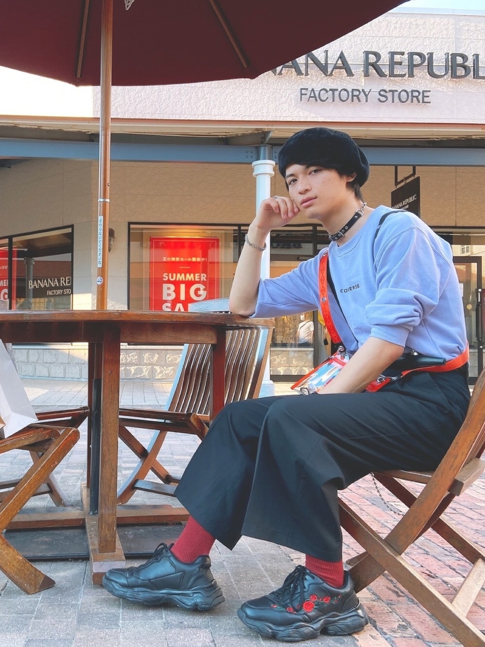 「神戸三田プレミアムアウトレット、V系、コンバース、サスペンダー、ガウチョパンツ、ダッドスニーカー、薔薇刺繍、ベレー帽」｜「CONVERSEのアイテム（Tシャツ/カットソー、パープル系）」を使った、好きぞ触れにやさん（メンズ・169cm）の夏コーディネートの1枚目の写真