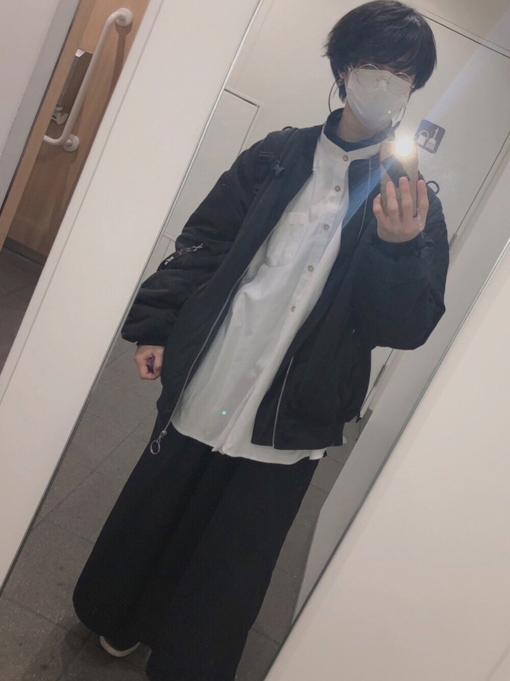 「カジュアル、モノトーン、おしゃれさんと繋がりたい、MA-1、伊達メガネ、バンドカラーシャツ、袴パンツ、オーバーサイズ、adidas、冬コーデ」｜「unrelaxingのスーパーワイドスラックスパンツ　”HAKAMA”（スラックス、ブラック系）」を使った、好きぞ触れにやさん（メンズ・169cm）の冬コーディネートの1枚目の写真
